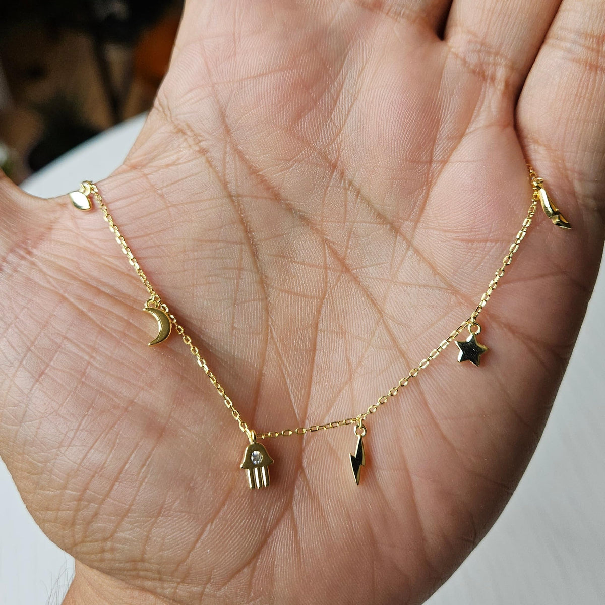 MYSTIC JEWELS - Collar Plata 925 Bañada en Oro – 7 Dijes: Triángulo, Ojo, Luna, Estrella, Rayo, Alas y Mano de Fátima con Circonita, Ajustable con Caja de Regalo