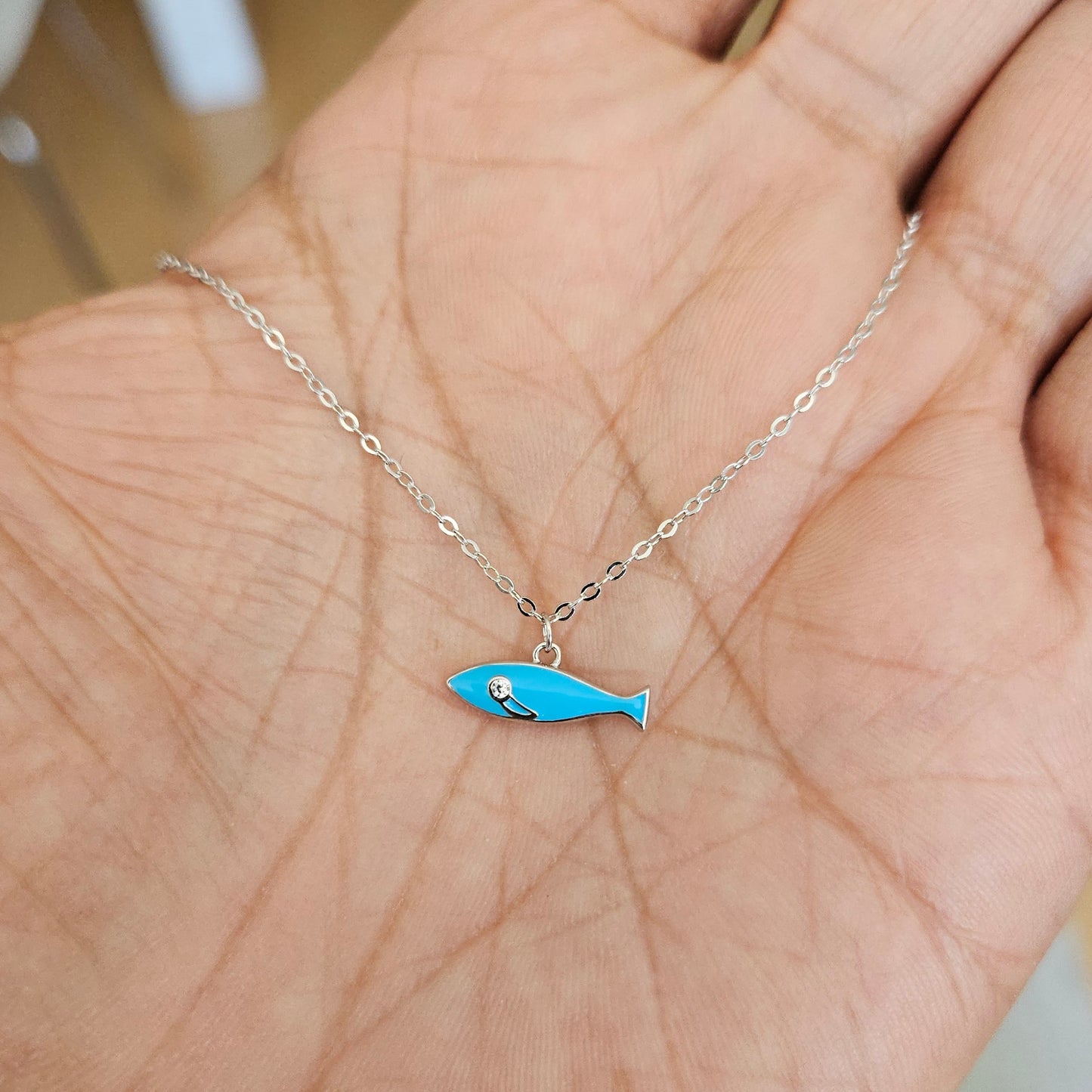 Collar de Mujer con Dije de Pez – Plata de Ley 925 con Acabado en Rodio – Esmalte Azul y Circonita – Diseño Minimalista
