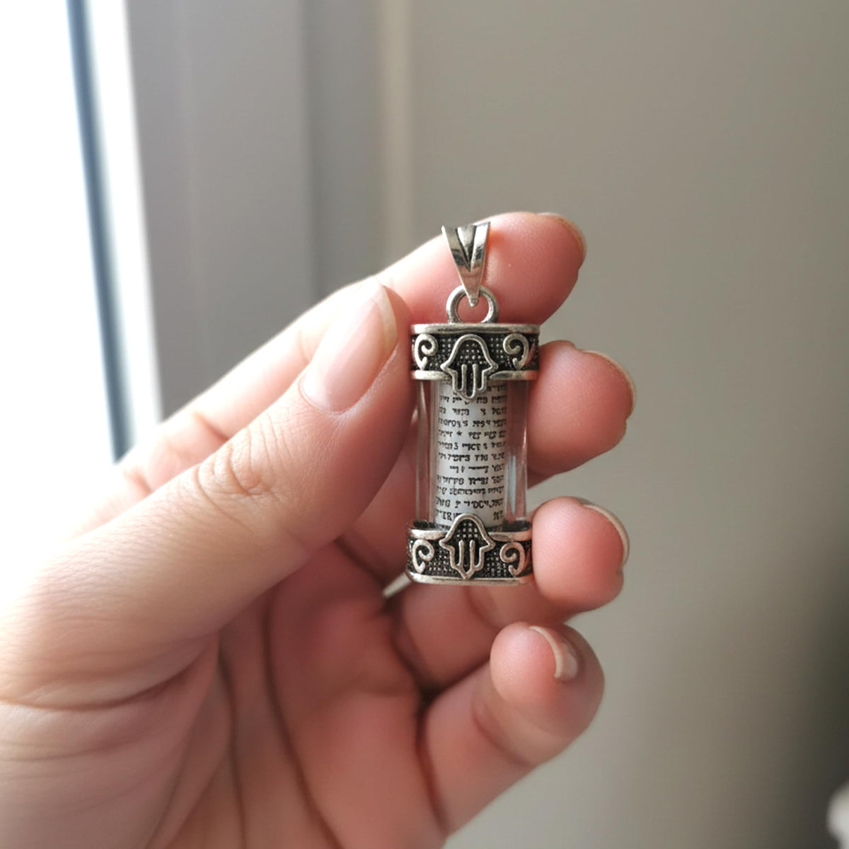 MYSTIC JEWELS - Colgante de Mezuzá en Plata de Ley 925 – Inscripción del Shemá Israel en Hebreo (Incluye Bolsa de Regalo