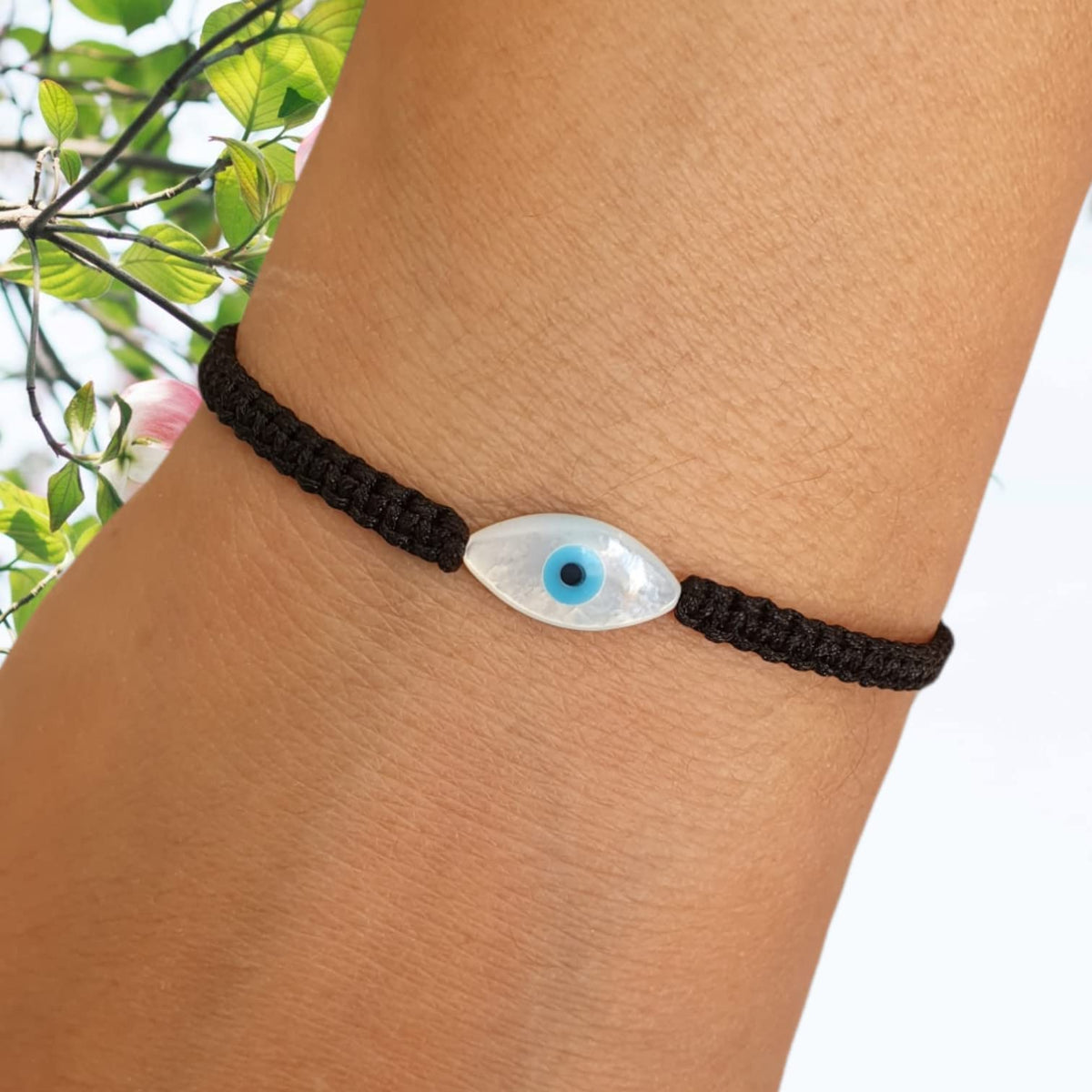 MYSTIC JEWELS By Dalia - Pulsera hilo de macrome Rojo con nácar y ojo turco, para buena suerte, protección Mal de Ojo, Good Luck (Ojo - Negro)