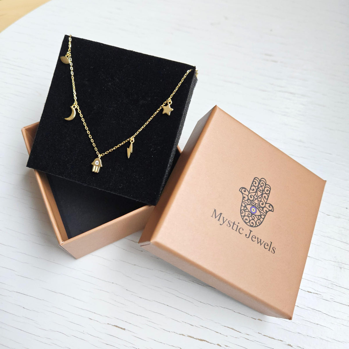 MYSTIC JEWELS - Collar Plata 925 Bañada en Oro – 7 Dijes: Triángulo, Ojo, Luna, Estrella, Rayo, Alas y Mano de Fátima con Circonita, Ajustable con Caja de Regalo