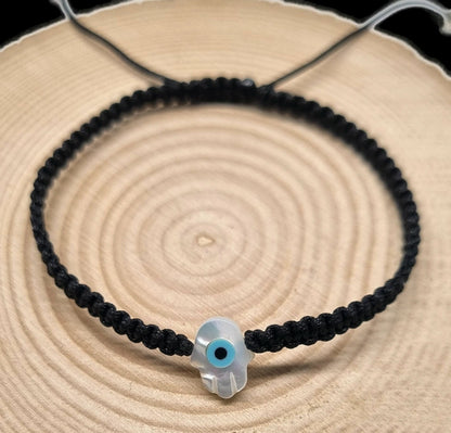 MYSTIC JEWELS By Dalia - Pulsera hilo de macrome Rojo con nácar y ojo turco, para buena suerte, protección Mal de Ojo, Good Luck (Mano - Negro)