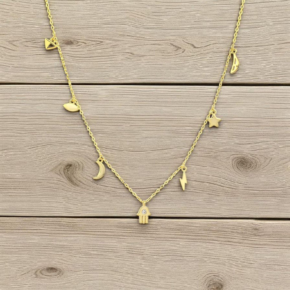 MYSTIC JEWELS - Collar Plata 925 Bañada en Oro – 7 Dijes: Triángulo, Ojo, Luna, Estrella, Rayo, Alas y Mano de Fátima con Circonita, Ajustable con Caja de Regalo